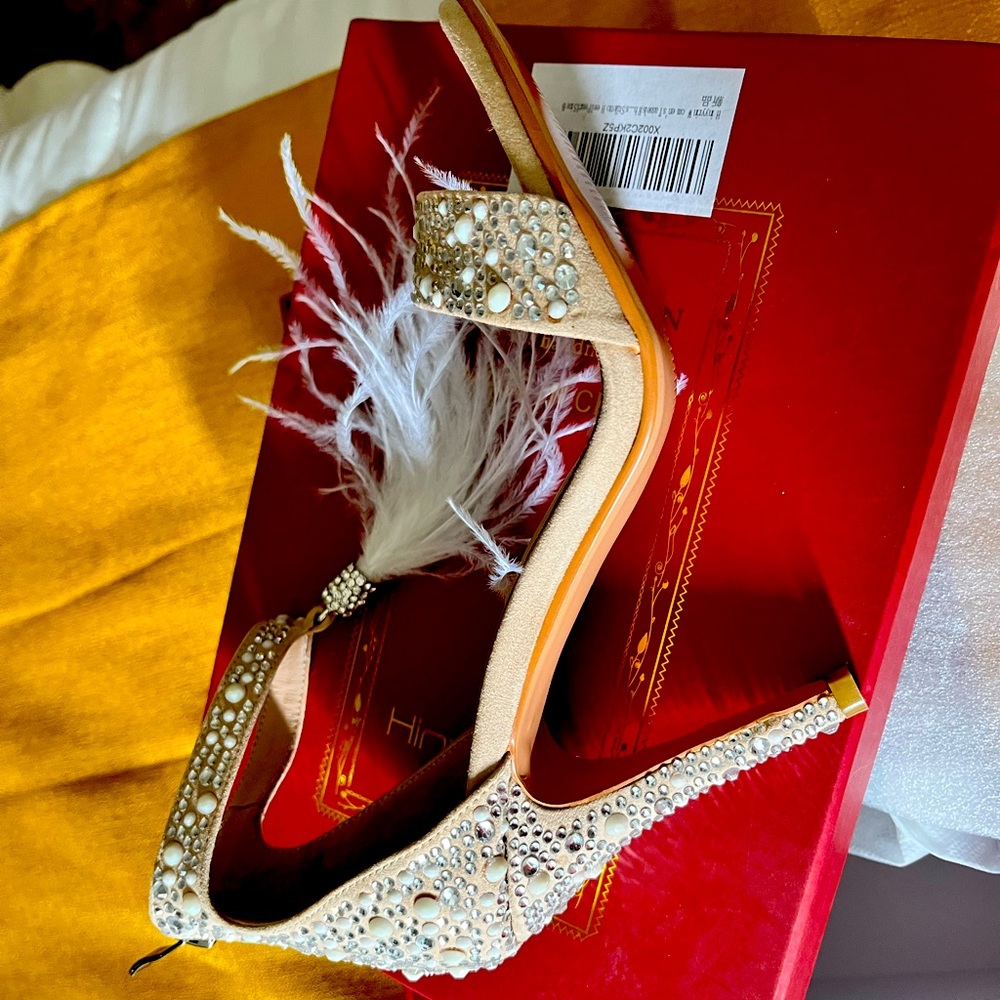 Beige sandals, with clear rhinestones and white pearls pieces